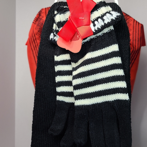 Long Scarf and gloves by So Blk and Wht striped - Picture 4 of 8